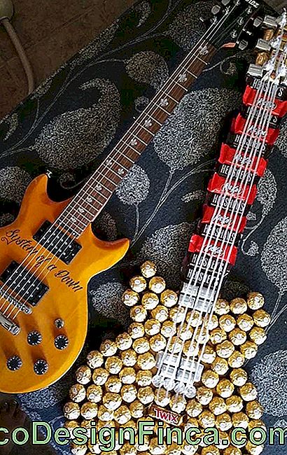 Kreatywny pomysł, w którym kształt gitary dopełniły czekoladki