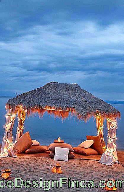 Chata na plaży wyglądała niesamowicie z romantycznym wystrojem, idealnym na zaskoczenie tych, którzy się kochają