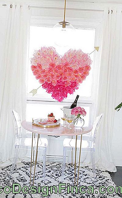 Zestaw stołowy, aby dać swojemu chłopakowi romantyczną kolację; podświetlenie dla gigantycznego serca z kwiatów