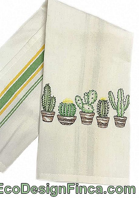 Cactus brodés sur le torchon de la même couleur que le détail du côté du torchon