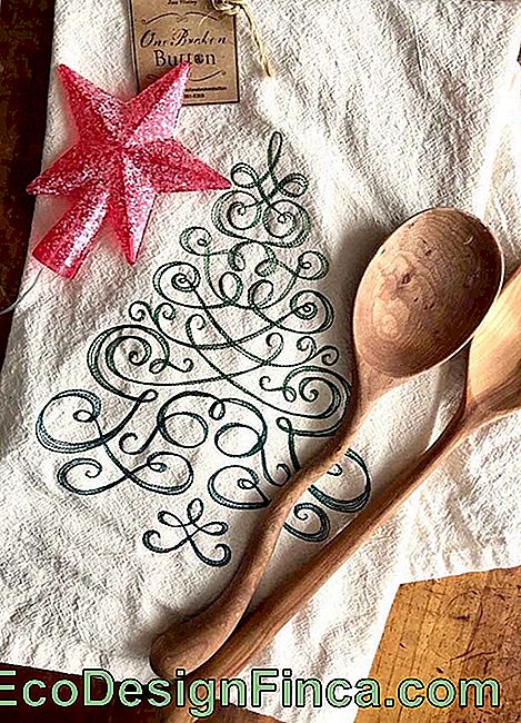 Un arbre de Noël tout stylisé est le thème de cette nappe à vaisselle brodée de Noël