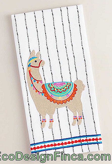 Un lama coloré et joyeux décore cet autre torchon