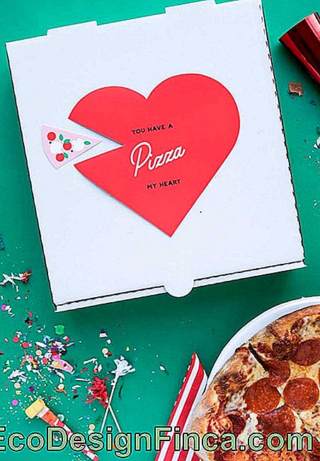 Hvad med at levere en pizza til din kærlighed? Men gør noget personlig og romantisk.